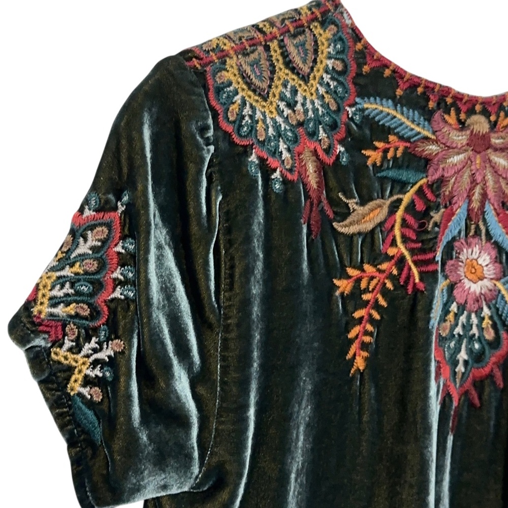 Johnny Was Green Velvet Embroidered Top Womens XS Floral Spring Casual - Picture 6 of 10